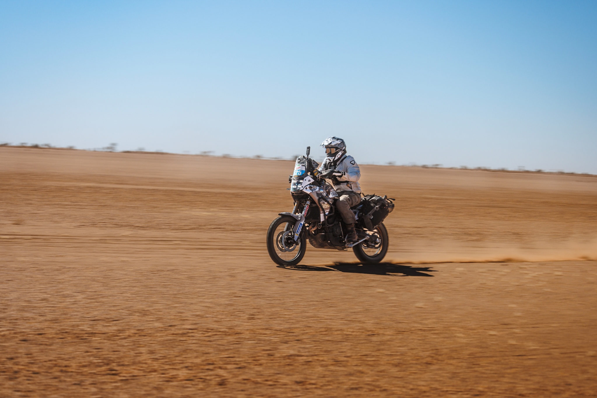 Africa Eco Race 2026 : Gallas triomphe dans la tempête mauritanienne - Africa Eco Race